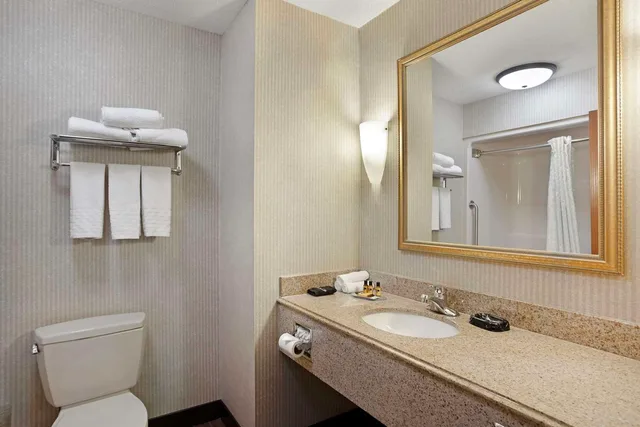 غرفة بسرير كينج مع أريكة، Best Western Plus Clearfield 3/3