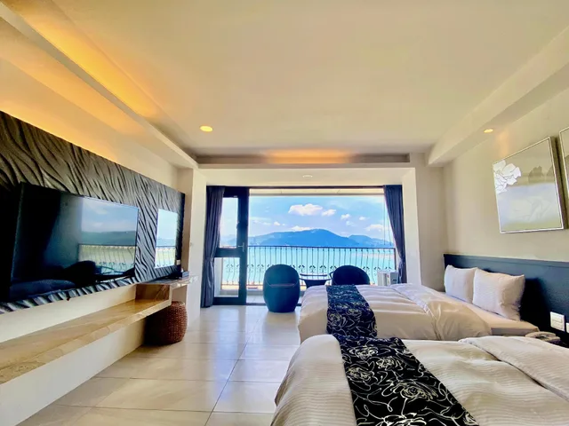 غرفة رباعية بسريرين مزدوجين بإطلالة على البحيرة في طابق مرتفع، Ming Yue Hu Hotel 1/1