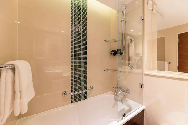 غرفة سوبيريور بسرير كوين، 100 Queens Gate Hotel Curio Collection By Hilton 8/8