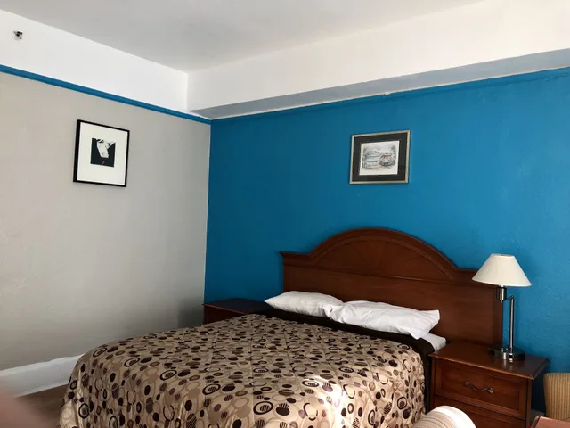 غرفة قياسية بسرير كوين بحمام خاص، Admiral Hotel 6/10