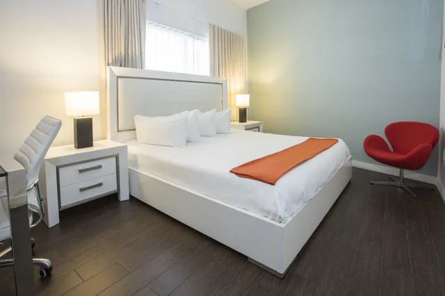 استوديو بسرير كينج، The Fritz Hotel 1/2