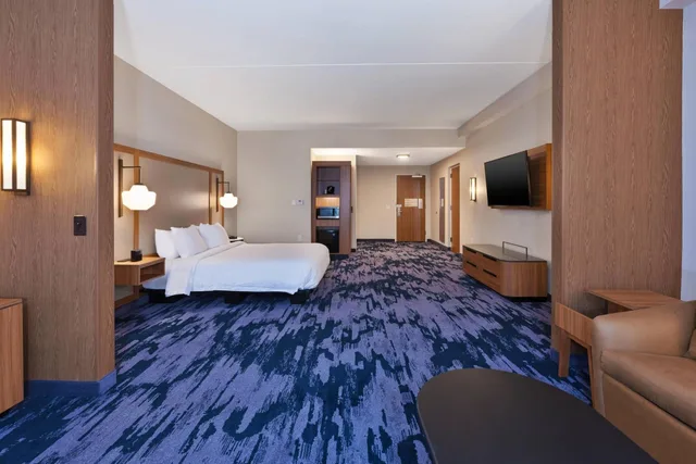 جناح تنفيذي بسرير كينج بغرفة نوم واحدة مع أريكة، Fairfield Inn and Suites by Marriott Knoxville Airport Alcoa 1/6