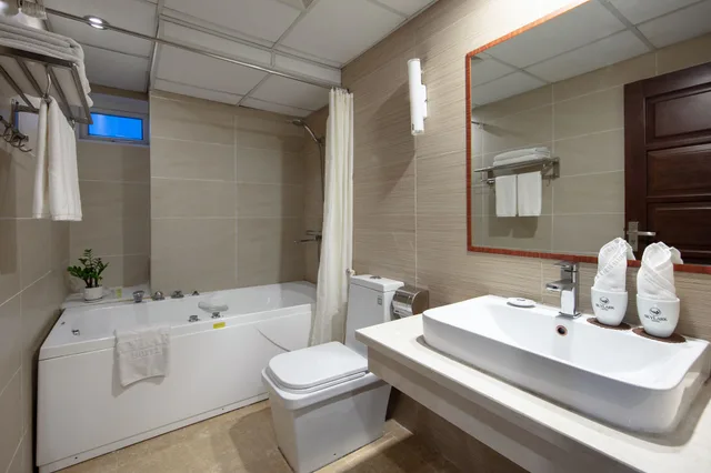 جناح عائلي بسرير كوين وسرير فردي بإطلالة على المتنزه، SKYLARK HOTEL 6/6