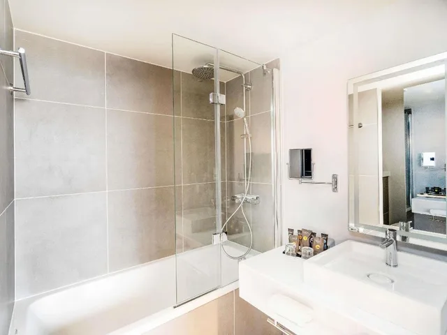 غرفة قياسية بسرير مزدوج وسرير فردي مع أريكة، Novotel Leicester 6/8