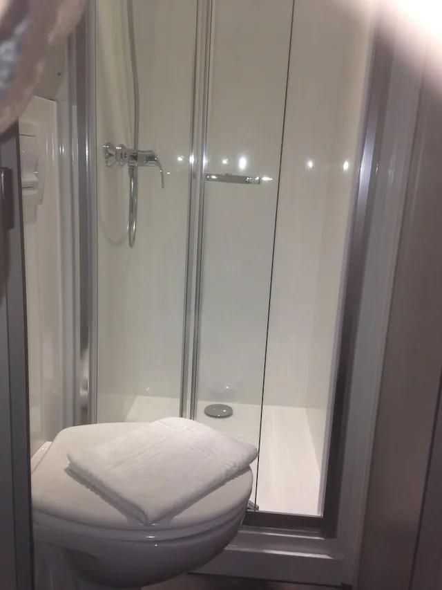 غرفة بسرير مزدوج بحمام خاص، Hotelf1 Chilly Mazarin Les Champarts 8/9