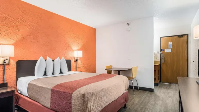 غرفة بريميوم بسرير كينج، Motel6 Elk Grove Village, IL 4/7