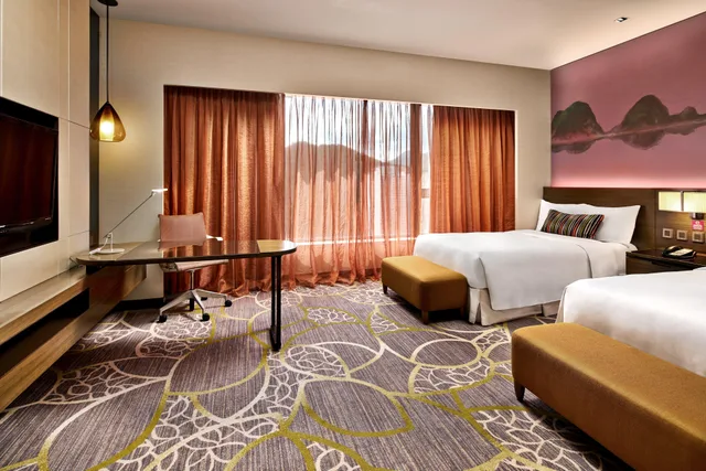 غرفة بسريرين منفصلين بإطلالة على الحديقة، The Royal Garden Kowloon East 1/3