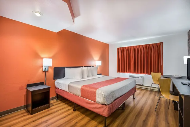 غرفة قياسية بسرير كينج، Motel6 Madison, WI - East 4/10