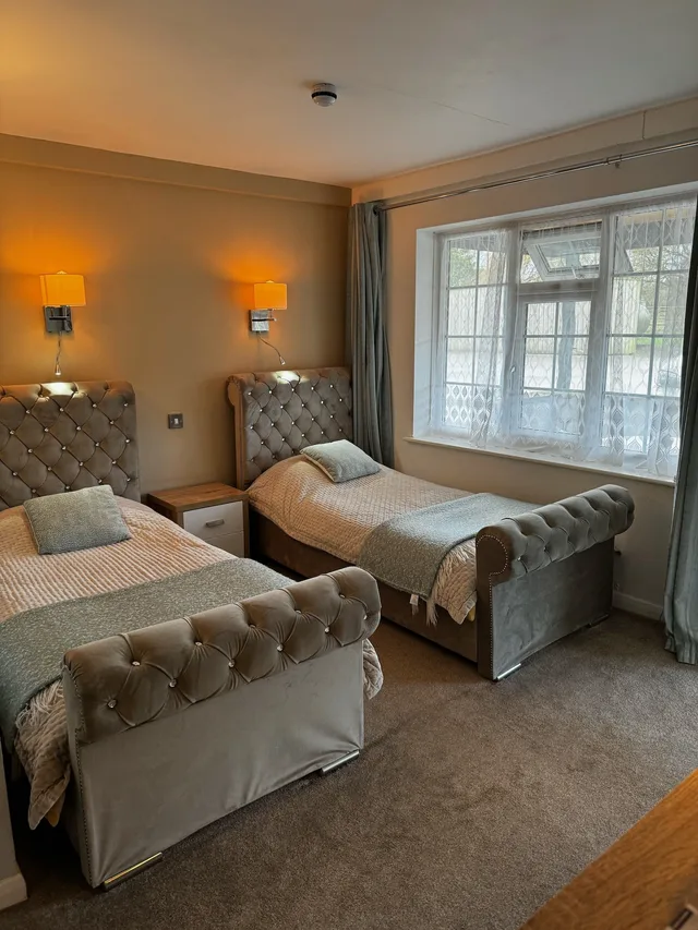 Room, Twin Beds, The Chequers Inn 2/5