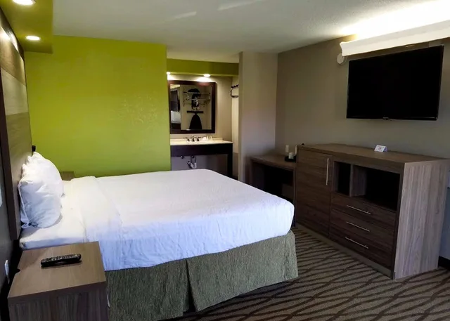 Deluxe, King Bed, Accessible, Seabreeze Inn 1/1