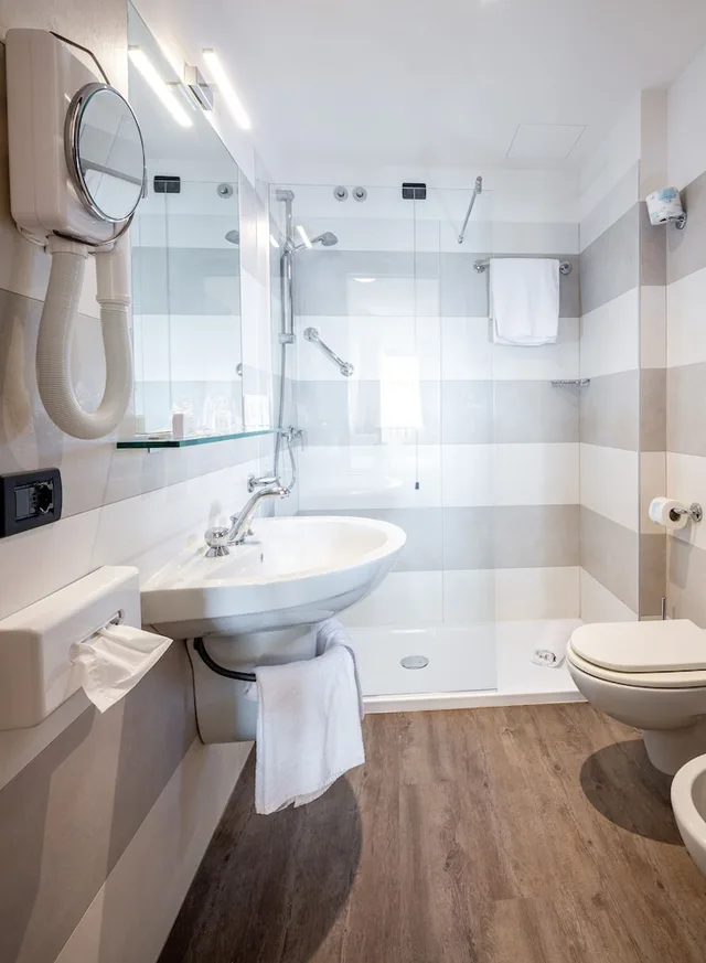 غرفة بسرير كينج بإطلالة على البحر بشرفة، Hotel Laurin Formerly Best Western Hotel Laurin 5/5