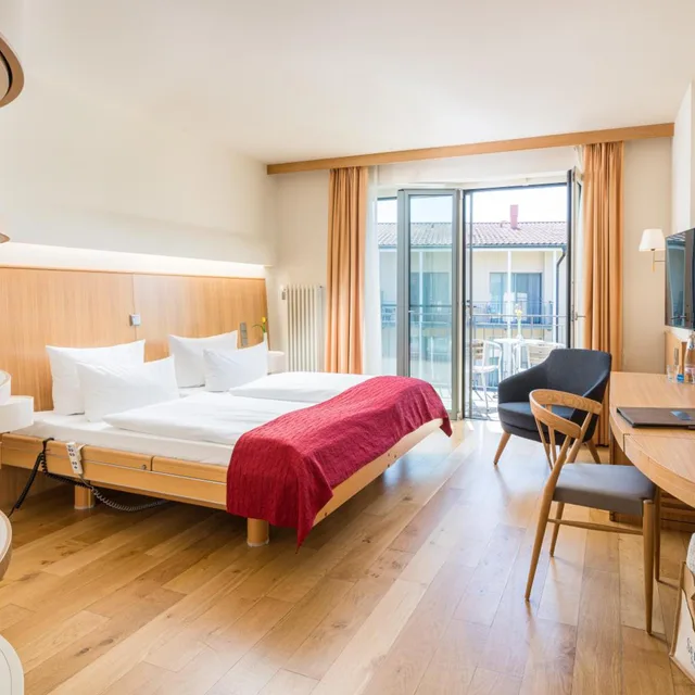 غرفة قياسية بسرير مزدوج بإطلالة على البحيرة، Seehotel Rheinsberg 2/6