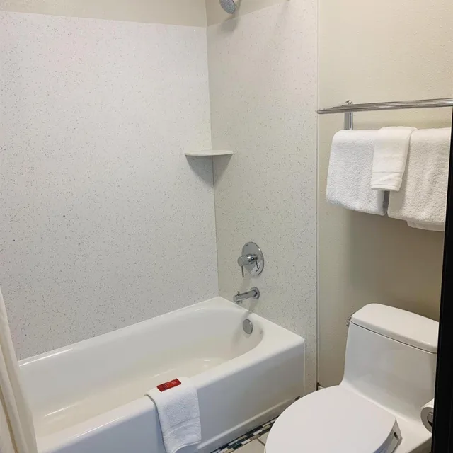 جناح بسرير كينج بشرفة، Surestay Plus Hotel By Best Western Redding 7/7