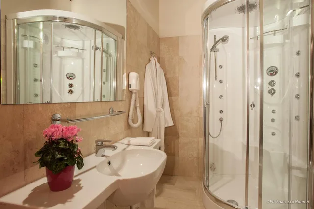 جناح، Hotel Flora 5/5