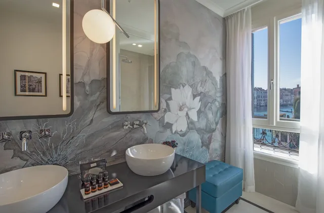 Grand, Canal, Junior Suite, King Bed, Sofa، H10 Palazzo Canova 3/4