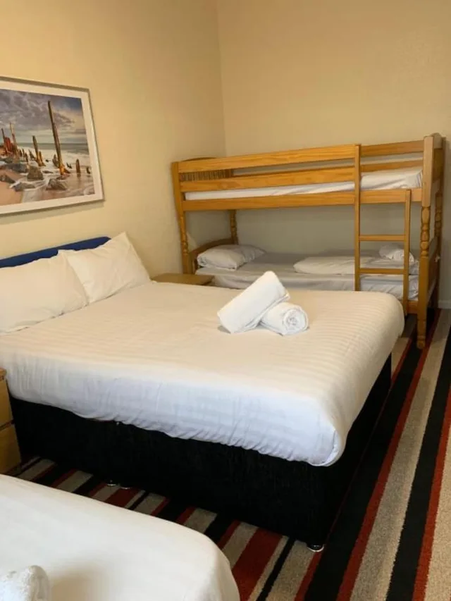 غرفة سوبيريور رباعية بسرير مزدوج وسرير بطابقين، OYO Wave Crest Hotel 1/3
