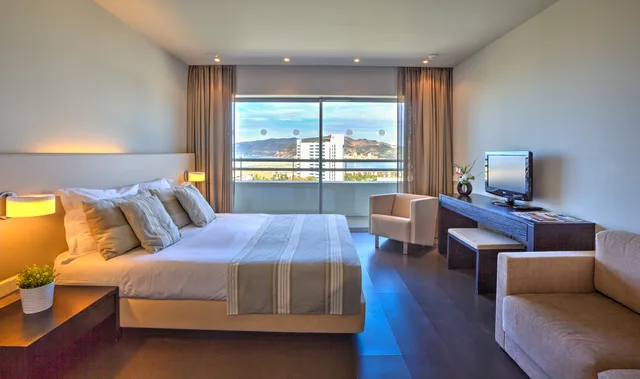 جناح بغرفتي نوم، The Pearl Troia 1/4