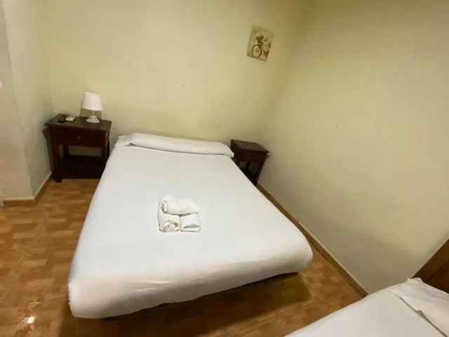 غرفة قياسية ثلاثية بسرير مزدوج، Hostal Los Perales 1/1
