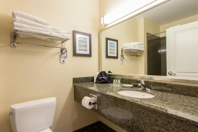 جناح بسريرين كوين بغرفة نوم واحدة مع أريكة، Holiday Inn And Suites Scottsdale North Airpark Ex Wingate By Wyndham Scottsdale 5/8