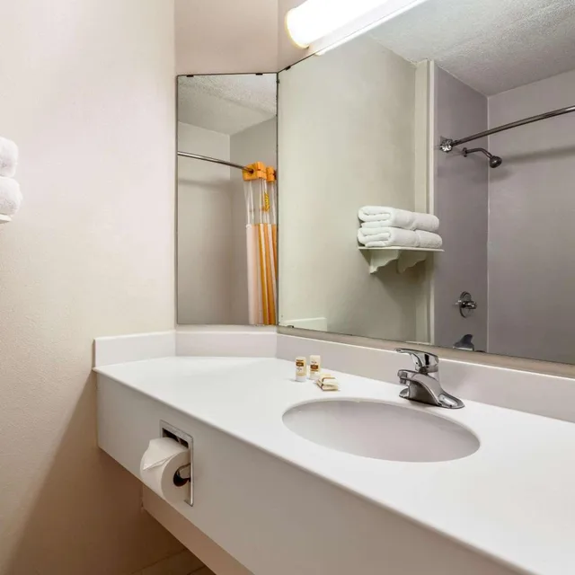 غرفة سوبيريور بسرير كينج، La Quinta Inn & Suites by Wyndham St. Pete-Clearwater Airpt 7/7