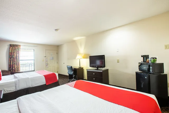 غرفة بسريرين كوين لغير المدخنين، OYO Hotel LSU 1/5