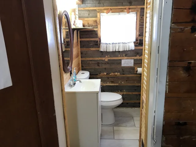 كابينة ملكية بفراش فوتون وسريرين كوين، Grandview Cabins & RV Resort 2/2