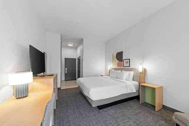 غرفة بسرير كينج، Spark by Hilton Cincinnati Airport South 2/4