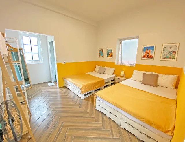 غرفة بسريرين مزدوجين بإطلالة على الحديقة بشرفة، The Bay - Ha Long Homestay 1/2