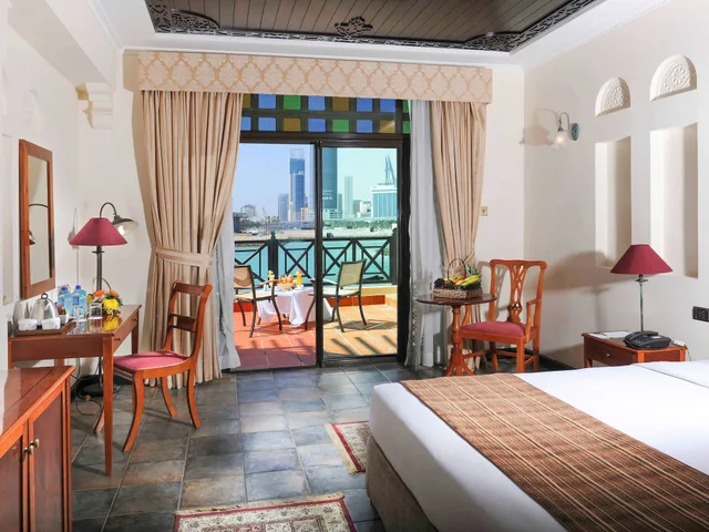 غرفة سوبيريور بسرير كينج بإطلالة على البحر بشرفة، Novotel Al Dana Resort 6/8