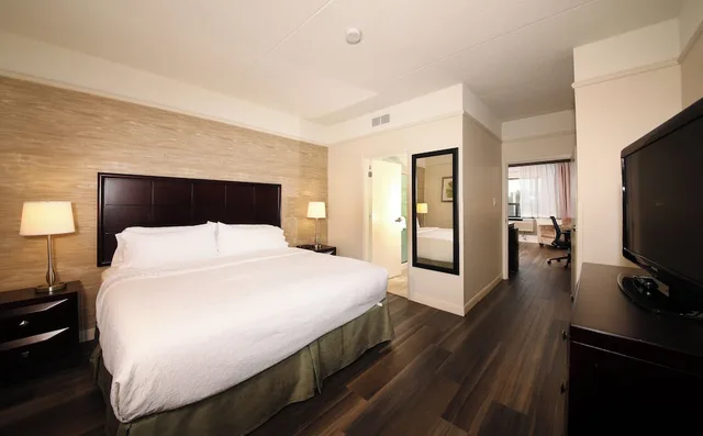 جناح بسرير كينج بمنطقة جلوس، Holiday Inn Suites Windsor Ambassador Bridge 1/6