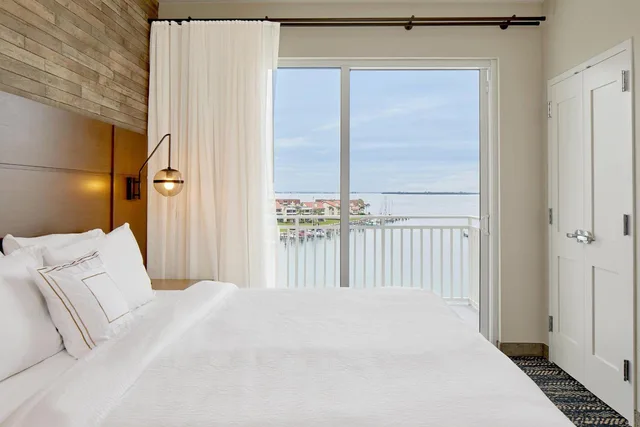 1 Bedroom, Suite, King Bed, Bay View, Sofa, Balcony، Residence Inn St. Petersburg Tierra Verde 1/8