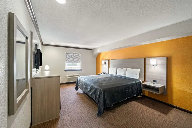 Comfortable, Guest Room, King Bed, Smoking، Americas Best Value Inn Brenham 4/8