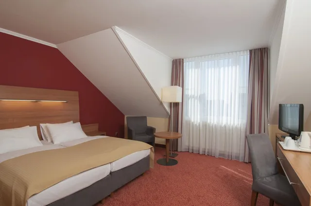 غرفة قياسية بسرير مزدوج، Holiday Inn Munchen Unterhaching 2/7