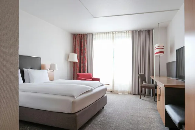 غرفة قياسية بسرير كينج وسرير كوين، FOUR Essen City Centre 5/10