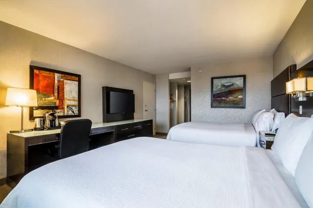 غرفة قياسية بسرير كينج وسريرين كوين بشرفة، Holiday Inn Vancouver Centre 1/10
