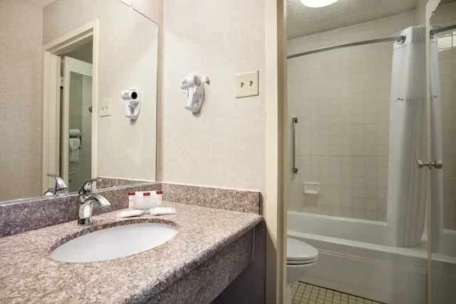 غرفة بسرير كينج بإطلالة على الفناء، Ramada By Wyndham Sunnyvale/Silicon Valley 4/4