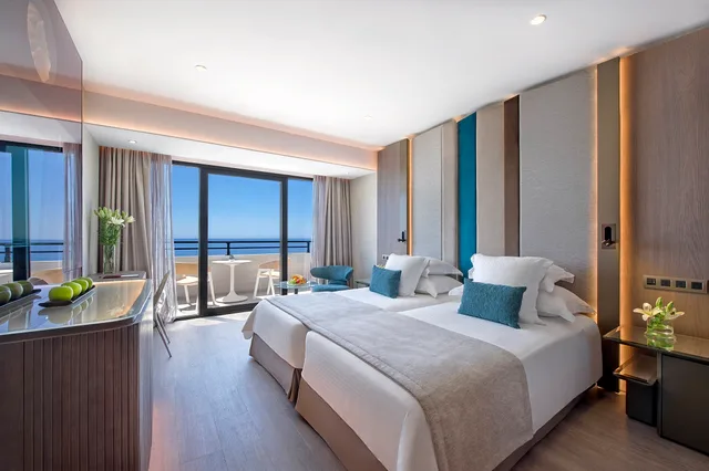 غرفة سوبيريور بإطلالة على البحر، Amathus Beach Hotel Limassol 1/4