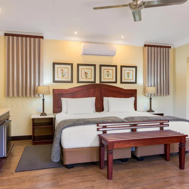 غرفة بسريرين منفصلين بإطلالة على الحديقة، Protea Hotel By Marriott Polokwane Ranch Resort 7/10