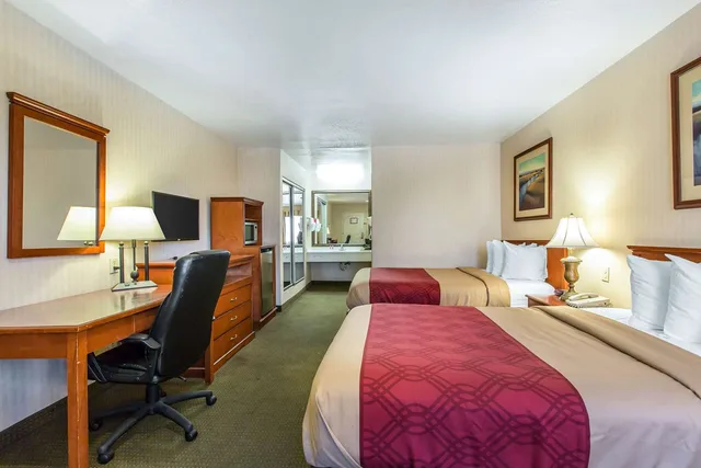 Room, 2 Double Beds, Smoking, Econo Lodge Inn & Suites Riverside Corona 2/2