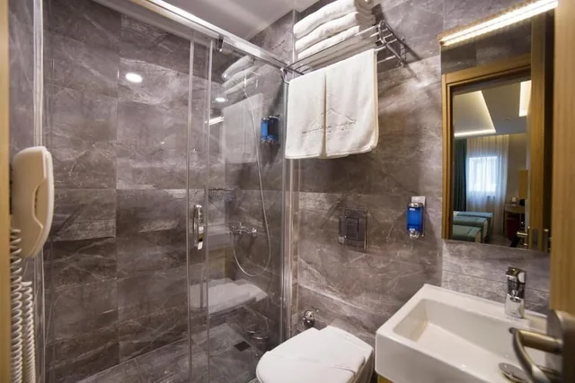 غرفة ديلوكس بسرير مزدوج وسرير فردي، The Meretto Hotel Laleli 3/3