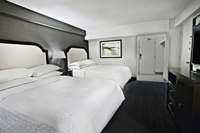 Guest Room, 2 Queen Beds, No Window, Sheraton Fallsview Hotel 2/6