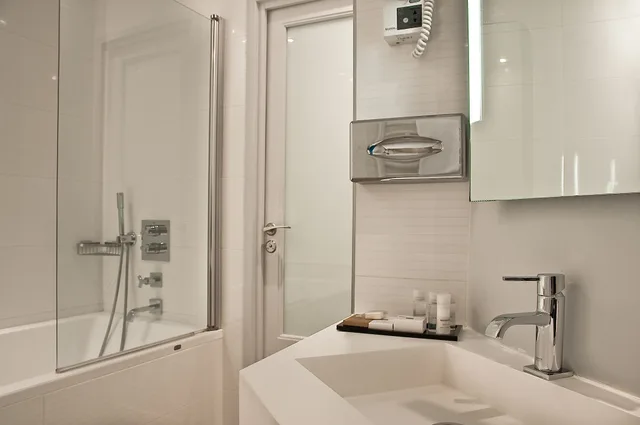 جناح جونيور بسرير كوين وسرير فردي بغرفة نوم واحدة بحوض جاكوزي، Hotel Opera Marigny 3/5