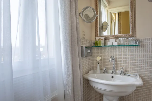 غرفة كلاسيكية بسرير كينج بشرفة، Savoy Westend Hotel 5/7