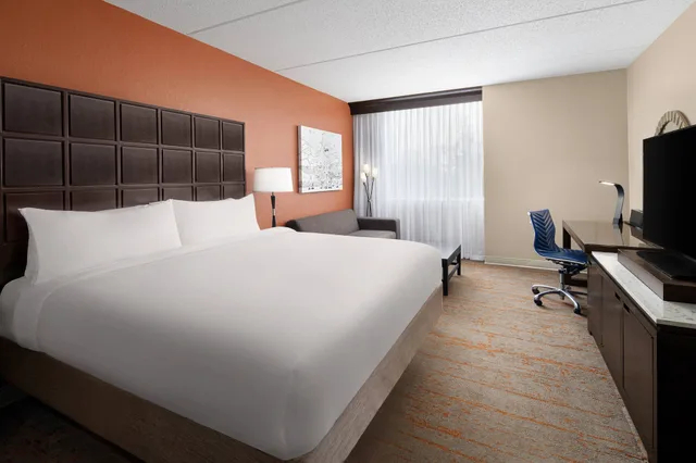 غرفة بسرير كينج مع أريكة، Renaissance Indianapolis North Hotel 8/9