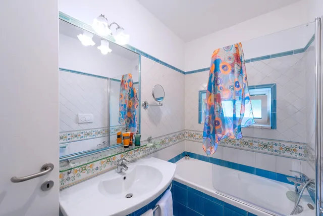 جناح جونيور بسرير كينج، Hotel Amalfi 1/2