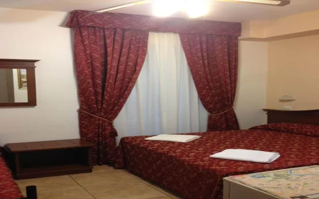 غرفة كلاسيكية ثلاثية بسرير مزدوج وسرير فردي، Rome City Inn 1/3