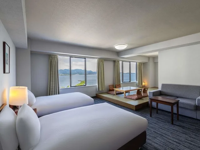 غرفة يابانية غربية كلاسيكية بسريرين منفصلين بإطلالة على البحيرة، Grand Mercure Lake Biwa Resort & Spa 2/2