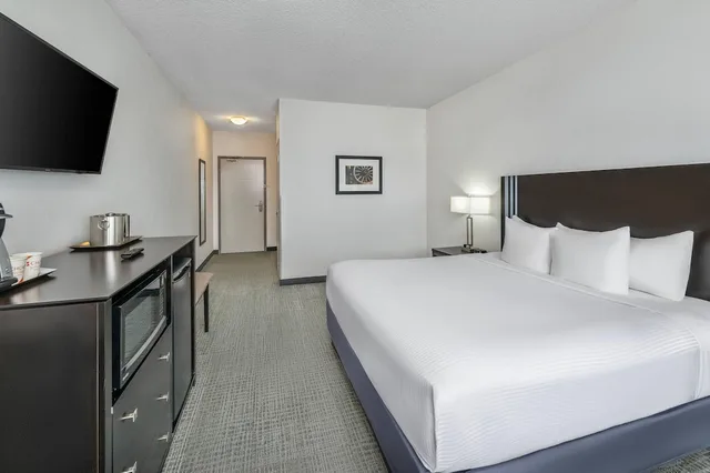 غرفة بسرير كينج، Park Inn By Radisson Edmonton Airport 1/6