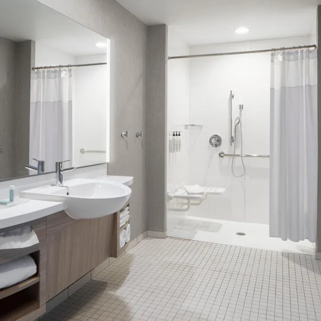 جناح بسريرين كوين مع سرير سحّاب إضافي مع أريكة لذوي الإعاقة، SpringHill Suites by Marriott Columbia near Fort Jackson 6/6