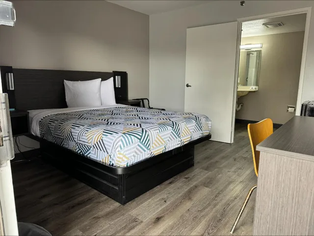 غرفة بسرير كوين لذوي الإعاقة، Motel6 Bradenton, FL 1/10